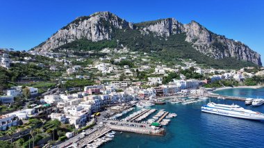 İtalya, Campania 'daki Napoli' deki Capri Adası. Coastal City. Rıhtım manzarası. İtalya, Campania 'daki Napoli' deki Capri Adası. Plaj manzarası. Ortaçağ Binaları. Capri Skyline.