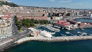 İtalya 'daki Napoli Kraliyet Sarayı. Şehir manzarası manzarası. Şehir merkezinde. İtalya 'daki Napoli Kraliyet Sarayı. Kültür Mirası Skyline. Güzel Hükümet Binası. İtalya Manzarası.