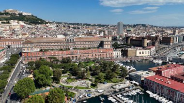 İtalya 'daki Napoli Kraliyet Sarayı. Şehir merkezindeki şehir manzarası. Güzel Hükümet Binası. İtalya 'daki Napoli Kraliyet Sarayı. Napoli Körfezi, Skyline. Napoli Mimarisi. Napoli Skyline.