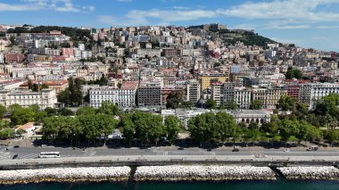 İtalya 'daki Napoli' de Chiaia Riviera. Highrise Binaları Sahnesi. Şehir merkezindeki şehir manzarası. İtalya 'daki Napoli' de Chiaia Riviera. Napoli Skyline. Bölge Havacılık Manzarası. İtalya Skyline.