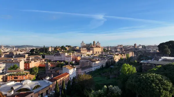 Lazio İtalya 'da Roma' da gökyüzü. Ortaçağ Binaları Manzaranın Üzerinde. Şehir merkezindeki şehir manzarası. Lazio İtalya 'da Roma' da gökyüzü. Ortaçağ Sahnesi. Kültür Mirası Manzarası. İtalya Skyline.