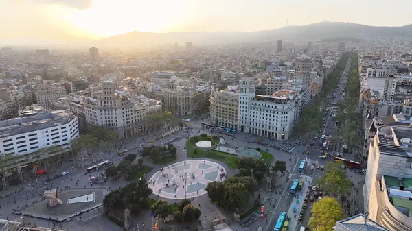 Katalonya İspanya Topluluğu 'ndaki Barselona' daki Katalonya Meydanı 'nda gün batımı. Ortaçağ Binaları. Şehir merkezindeki şehir manzarası. Barselona Katalonya Topluluğu İspanya. Günbatımı Skyline. Güneş Sahnesi Rays of Sun.