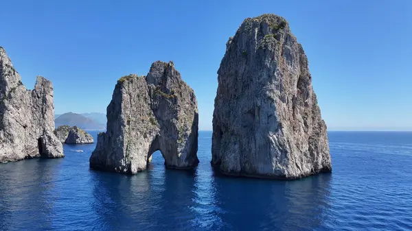 İtalya 'da Napoli' de Capri Skyline. Plaj manzarası. Dev Uçurumlar Sahnesi. İtalya 'da Napoli' de Capri Skyline. Napoli Körfezi, Skyline. Akdeniz kıyısı. Capri Adası Manzarası.