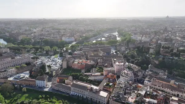 Lazio İtalya 'da Roma' da gökyüzü. Ortaçağ Binaları. Şehir merkezinde. Lazio İtalya 'da Roma' da gökyüzü. Sunset Skyline Sahnesi. Kültür Mirası. İtalya Skyline.