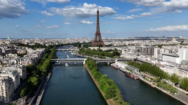 Fransa 'nın Paris Adası' ndaki Eyfel Kulesi. Şehir merkezindeki şehir manzarası. Seine River Skyline 'da. Fransa 'nın Paris Adası' ndaki Eyfel Kulesi. Eyfel Kulesi. Turizm Tarihi Yer. Paris Skyline
