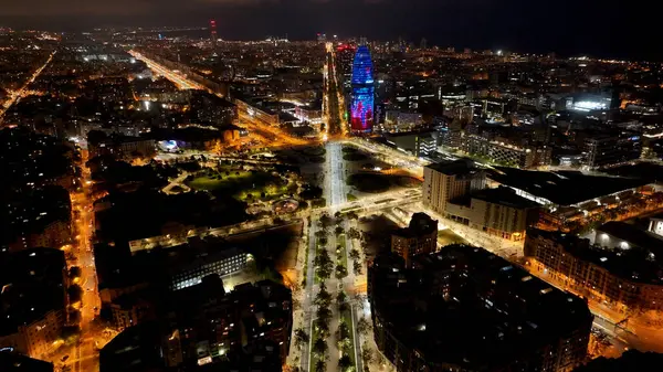 Barcelona 'nın Barcelona' daki gece manzarası İspanya Katalonya 'da. Şehir peyzajının ışıkları. Şehir merkezinde. Barcelona Skyline Katalonya İspanya 'da. Agbar Yükseklik Binası.