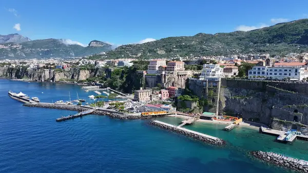 Sorrento Sahili, Napoli İtalya Sorrento. Coastal City. Rıhtım manzarası. Napoli İtalya 'daki Sorrento Plajı. Plaj manzarası. Ortaçağ Binaları. Sorrento Skyline. Amalfi Sahili.