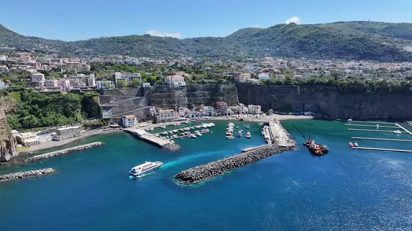 Sorrento Sahili, Napoli İtalya Sorrento. Coastal City. Rıhtım manzarası. Napoli İtalya 'daki Sorrento Plajı. Plaj manzarası. Ortaçağ Binaları. Sorrento Skyline. Amalfi Sahili.