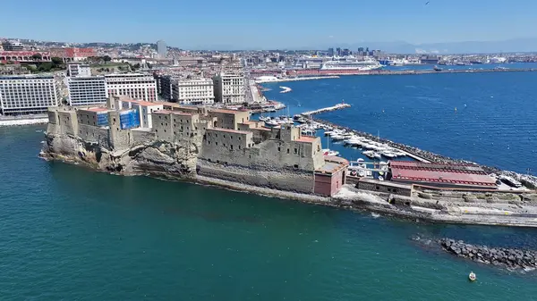 İtalya 'nın Napoli kentindeki Dell Ovo Kalesi. Şehir merkezindeki şehir manzarası. Napoli Körfezi manzarası. İtalya 'nın Napoli kentindeki Dell Ovo Kalesi. Ortaçağ Kalesi. Skyline Ortaçağ Binası. İtalya Manzarası.