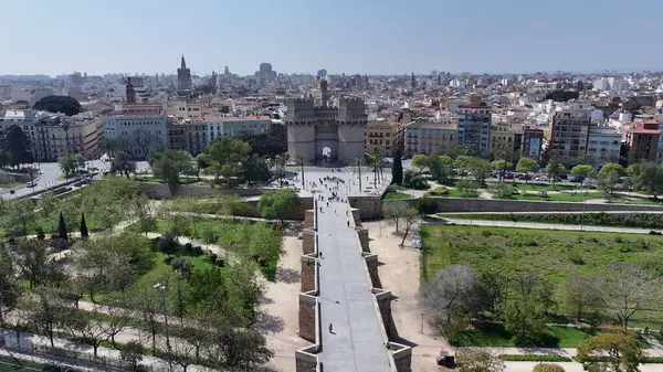 Valencia, Valenciana İspanya 'daki Serranos Kuleleri. Eski Şehir Manzarası. Şehir merkezinde. Valencia, Valenciana İspanya 'da. Turia Gardens 'ın silüeti. Güzel Şehir Manzarası.