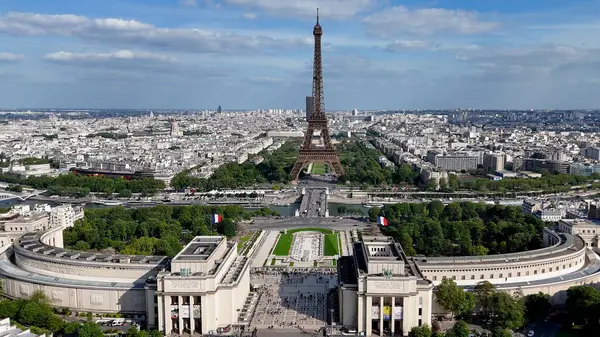 Fransa 'nın Paris Adası' ndaki Eyfel Kulesi. Şehir merkezindeki şehir manzarası. Seine River Skyline 'da. Fransa 'nın Paris Adası' ndaki Eyfel Kulesi. Trocadero Meydanı. Turizm Tarihi Yer. Paris Skyline