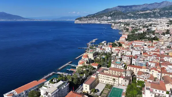 Sorrento Sahili, Napoli İtalya Sorrento. Coastal City. Rıhtım manzarası. Napoli İtalya 'daki Sorrento Plajı. Plaj manzarası. Ortaçağ Binaları. Sorrento Skyline. Amalfi Sahili.