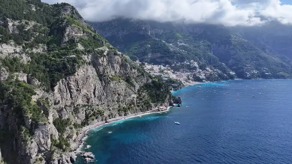 Salerno İtalya 'daki Positano' da Amalfi Sahili. Plaj manzarası. Dev Uçurumlar Sahnesi. Salerno İtalya 'daki Positano' da Amalfi Sahili. Ortaçağ Şehir Skyline 'ı. Salerno Körfezi Akdeniz. Sahil Skyline.