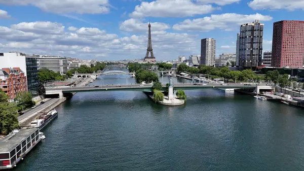 Fransa 'nın Paris Adası' ndaki Eyfel Kulesi. Şehir merkezindeki şehir manzarası. Seine River Skyline 'da. Fransa 'nın Paris Adası' ndaki Eyfel Kulesi. Eyfel Kulesi. Turizm Tarihi Yer. Paris Skyline