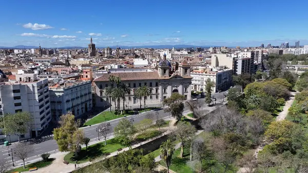 Valencia 'daki Turia Gardens Valence Community İspanya' da. Eğlence Parkı Sahnesi. Şehir merkezindeki şehir manzarası. Valence Community İspanya 'da Valencia. Kültür Mirası Skyline. Şehir Sahnesi.