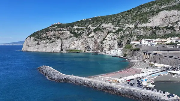 Sorrento Sahili, Sorrento, Napoli İtalya. Plaj manzarası. Dev Uçurumlar Sahnesi. Napoli İtalya 'da Sorrento Sahili. Ortaçağ Şehir Skyline 'ı. Napoli Körfezi Akdeniz. Amalfi Sahil Skyline.