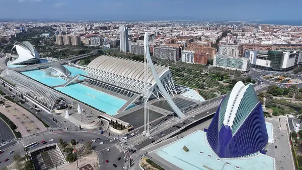 Valencia 'da Valencia Skyline İspanya' da. Fütürist Binalar. Şehir merkezindeki şehir manzarası. Valencia Valencia İspanya 'da. Güzel Skyline. Sanat Müzesi..