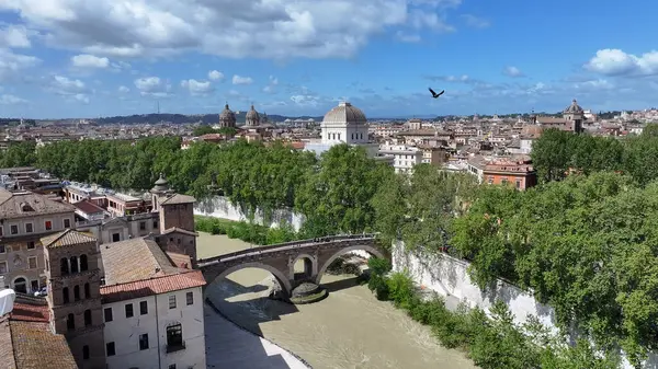 Lazio İtalya 'da Roma' da gökyüzü. Ortaçağ Binaları. Şehir merkezinde. Lazio İtalya 'da Roma' da gökyüzü. Sahil şeridi manzarası. Tiber Nehri Sahnesi. İtalya Skyline.