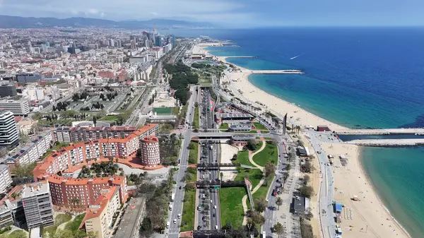 Barselona Barceloneta Sahili Katalonya İspanya. Şehir Plajı. Bay Water Sahnesi. Şehir merkezinde. Barselona Barceloneta Sahili Katalonya İspanya. Huzurlu Manzara.