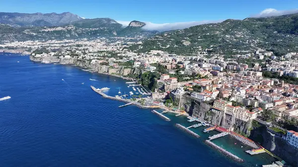 İtalya 'nın Napoli şehrinde Sorrento Skyline. Plaj manzarası. Turizm Tarihi Yer. İtalya 'nın Napoli şehrinde Sorrento Skyline. Tarihsel Şehir Manzarası. Salerno Körfezi Skyline. Akdeniz.