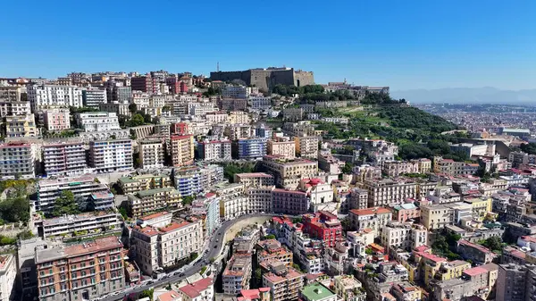 İtalya 'daki Napoli' deki Aziz Elmo Kalesi. Highrise Binaları Sahnesi. Şehir merkezindeki şehir manzarası. İtalya 'daki Napoli' deki Aziz Elmo Kalesi. Napoli Skyline. Bölge Havacılık Manzarası. İtalya Skyline.