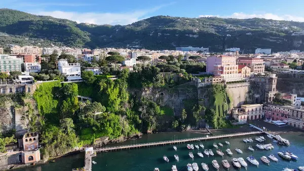 Sorrento Sahili, Napoli İtalya Sorrento. Coastal City. Rıhtım manzarası. Napoli İtalya 'daki Sorrento Plajı. Plaj manzarası. Ortaçağ Binaları. Sorrento Skyline. Amalfi Sahili.