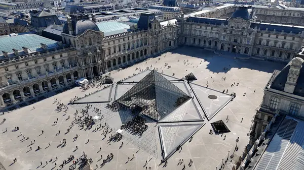Fransa 'da Paris' teki Louvre Müzesi. Güzel Atlıkarınca Bahçesi. Paris Şehri Peyzajı. Fransa 'nın Ile şehrindeki Paris Louvre Müzesi' nde. Louvre Piramidi. Kültür Mirası.