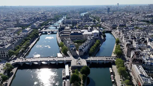 Fransa 'da Paris' teki Neuf Köprüsü. Sainte Chapelle Tapınağı. Paris Skyline Sahnesi. Fransa 'nın Ile de France bölgesindeki Paris' teki Neuf Köprüsü. Notre Dame Tapınağı. Turizm Tarihi Yer.
