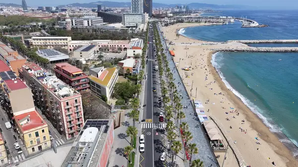 Barselona Barceloneta Sahili Katalonya İspanya. Şehir Plajı. Bay Water Sahnesi. Şehir merkezinde. Barselona Barceloneta Sahili Katalonya İspanya. Huzurlu Manzara.