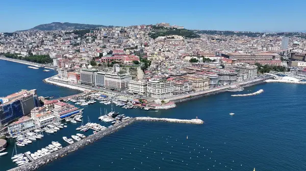 İtalya 'nın Campania şehrindeki Napoli' deki Devin Çeşmesi. Şehir merkezindeki şehir manzarası. Güzel Skyline. İtalya 'nın Campania şehrindeki Napoli' deki Devin Çeşmesi. Highrise Binaları. Napoli Mimarisi. Napoli Skyline