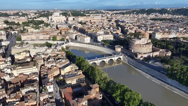 Vatikan 'ın Lazio İtalya' daki Roma Skyline 'ı. San Pedro Bazilikası Manzaranın üstünde. Katolik Kilisesi. Vatikan 'ın Lazio İtalya' daki Roma Skyline 'ı. Sant Angelo Kalesi Sahnesi. Vatikan Şehri Peyzajı. Roma Skyline.