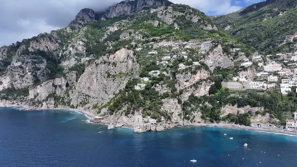 Salerno İtalya 'daki Positano' da Amalfi Sahili. Coastal City. Rıhtım manzarası. Salerno İtalya 'daki Positano' da Amalfi Sahili. Plaj manzarası. Ortaçağ Binaları. Amalfi Sahil Skyline.
