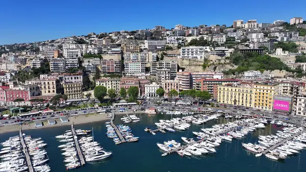 Napoli Skyline Campania İtalya 'da Napoli' de. Şehir merkezindeki şehir manzarası. Napoli Körfezi manzarası. Napoli Skyline Campania İtalya 'da. Güzel Skyline. Sahil şeridi manzarası. Plaj manzarası.