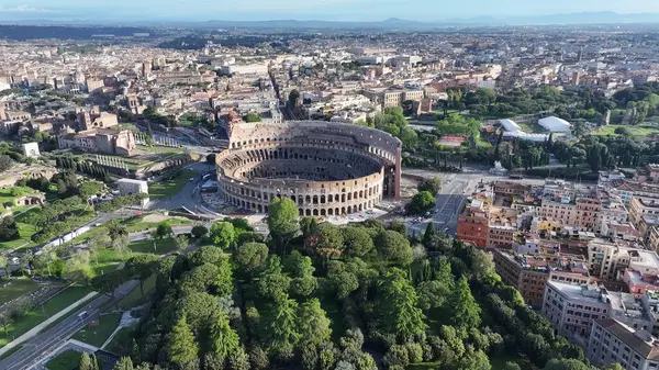 Roma Kolezyumu Lazio İtalya 'da. Kültür Mirası. Günbatımı Şehir Manzarası. Roma Kolezyumu Lazio İtalya 'da. Ortaçağ manzarası. Arkeoloji Tarihi. İtalya Skyline.