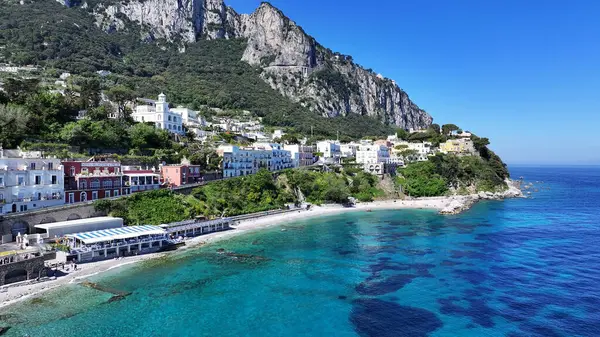 İtalya, Campania 'daki Napoli' deki Capri Adası. Coastal City. Rıhtım manzarası. İtalya, Campania 'daki Napoli' deki Capri Adası. Plaj manzarası. Ortaçağ Binaları. Capri Skyline.
