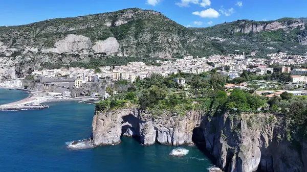 İtalya 'nın Napoli şehrinde Sorrento Skyline. Plaj manzarası. Turizm Tarihi Yer. İtalya 'nın Napoli şehrinde Sorrento Skyline. Tarihsel Şehir Manzarası. Salerno Körfezi Skyline. Akdeniz.
