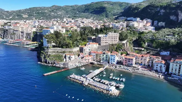Sorrento Sahili, Napoli İtalya Sorrento. Coastal City. Rıhtım manzarası. Napoli İtalya 'daki Sorrento Plajı. Plaj manzarası. Ortaçağ Binaları. Sorrento Skyline. Amalfi Sahili.