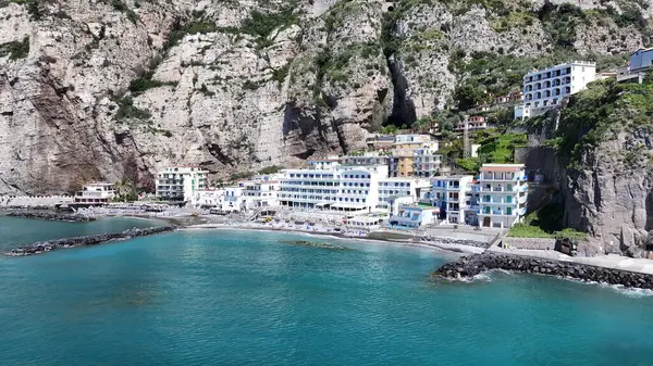 Sorrento Sahili, Sorrento, Napoli İtalya. Plaj manzarası. Dev Uçurumlar Sahnesi. Napoli İtalya 'da Sorrento Sahili. Ortaçağ Şehir Skyline 'ı. Napoli Körfezi Akdeniz. Amalfi Sahil Skyline.
