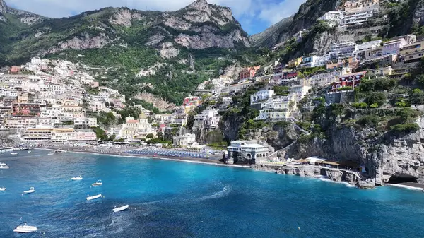 Salerno İtalya 'daki Positano' da Amalfi Sahili. Plaj manzarası. Turizm Tarihi Yer. Salerno İtalya 'daki Positano' da Amalfi Sahili. Salerno Körfezi Skyline. Kıyı Kenti manzarası. Akdeniz.