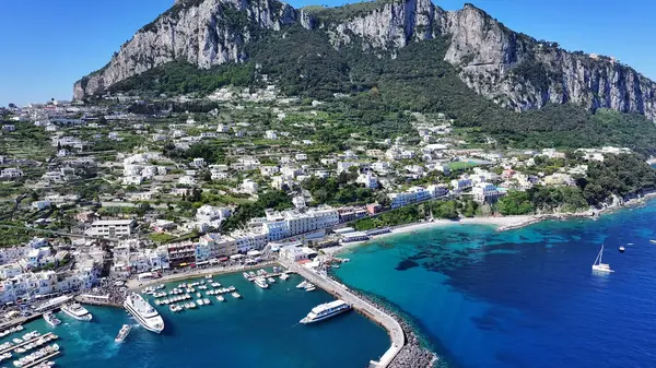 İtalya 'da Napoli' de Capri Skyline. Plaj manzarası. Turizm Tarihi Yer. İtalya 'da Napoli' de Capri Skyline. Napoli Körfezi, Skyline. Kıyı Kenti manzarası. Akdeniz.