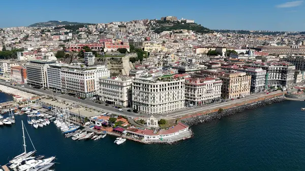 İtalya 'nın Campania şehrindeki Napoli' deki Devin Çeşmesi. Şehir merkezindeki şehir manzarası. Güzel Skyline. İtalya 'nın Campania şehrindeki Napoli' deki Devin Çeşmesi. Highrise Binaları. Napoli Mimarisi. Napoli Skyline