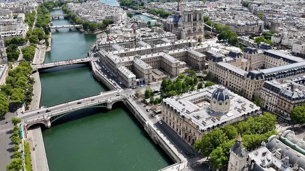 Fransa 'nın Paris Adası' ndaki Paris Skyline 'da. Notre-Dame Kilisesi. Seine River Skyline 'da. Fransa 'nın Paris Adası' ndaki Paris Skyline 'da. Şehir merkezindeki şehir manzarası. Turizm Tarihi Yer.