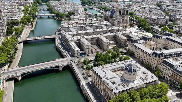 Paris Skyline Fransa 'daki Paris Adası' nda. Güzel Seine Nehri. Notre Dame Kilisesi Skyline. Paris Skyline Fransa 'daki Paris Adası' nda. Şehir merkezindeki şehir manzarası. Fransız Başkenti.