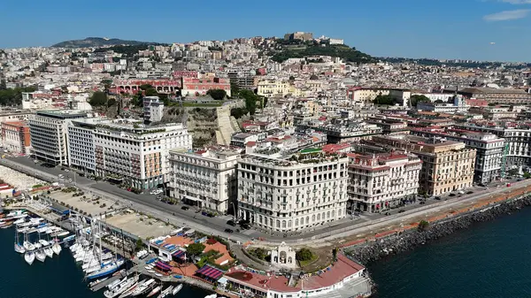 Napoli Skyline Campania İtalya 'da Napoli' de. Highrise Binaları Sahnesi. Şehir merkezindeki şehir manzarası. Napoli Skyline Campania İtalya 'da Napoli' de. Napoli Skyline. Bölge Havacılık Manzarası. İtalya Skyline.