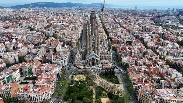 Katalonya, Barselona 'daki Sagrada Aile Kilisesi. Gotik Kilise Manzarası. Şehir merkezindeki şehir manzarası. Barselona Katalonya İspanya 'da. Kültür Mirası Skyline. Bazilika İnşaat.