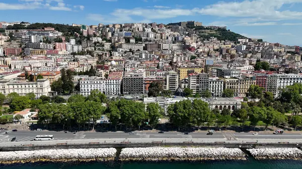 İtalya 'daki Napoli' de Chiaia Riviera. Highrise Binaları Sahnesi. Şehir merkezindeki şehir manzarası. İtalya 'daki Napoli' de Chiaia Riviera. Napoli Skyline. Bölge Havacılık Manzarası. İtalya Skyline.