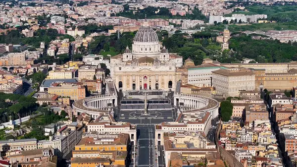 Vatikan Roma 'da Lazio İtalya' da. San Pedro Bazilikası Manzaranın üstünde. Katolik Kilisesi. Vatikan Roma 'da Lazio İtalya' da. San Pedro Meydanı Sahnesi. Dini geçmiş. Roma Skyline.
