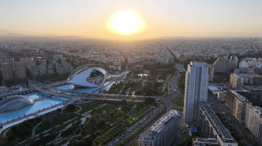 Valencia 'nın Valencia şehrinde günbatımında Valenciana İspanya' da. Gelecekçi Şehir Manzarası. Bilim Müzesi. Valencia, Valenciana İspanya 'da. Turizm Tarihi Yer. Günbatımı Skyline.