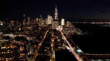 New York, New York Skyline 'ın New York' taki gece silueti. Gece Şehri Peyzajı. Finans Bölgesi. New York Skyline, New York Birleşik Devletleri. Yüksek Binalar Manzarası.