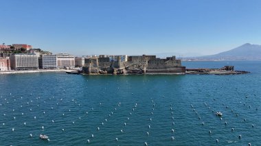 İtalya 'nın Napoli kentindeki Dell Ovo Kalesi. Şehir merkezindeki şehir manzarası. Napoli Körfezi manzarası. İtalya 'nın Napoli kentindeki Dell Ovo Kalesi. Ortaçağ Kalesi. Skyline Ortaçağ Binası. İtalya Manzarası.